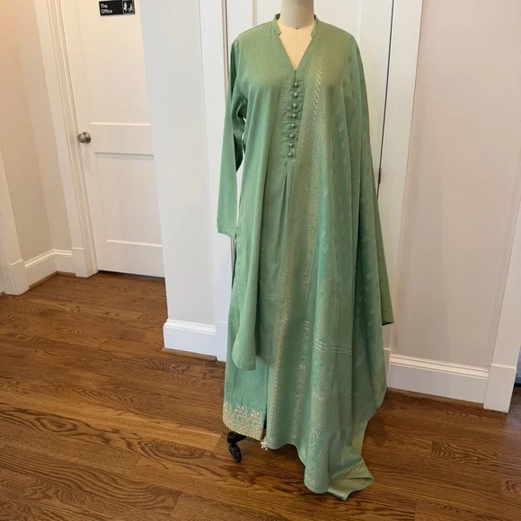 Khaadi 3 Piece Khaddar Suit with Gold embellished Shawl - Picture 1 of 4